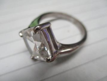 ring zilverkleur met geslepen vierkante helder glas, kristal beschikbaar voor biedingen