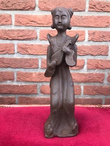 uniek gietijzeren beeld, Chinese hofdame/ muzikante beschikbaar voor biedingen