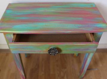 Een regenboog tafeltje met lade, bijzettafel, sidetable beschikbaar voor biedingen