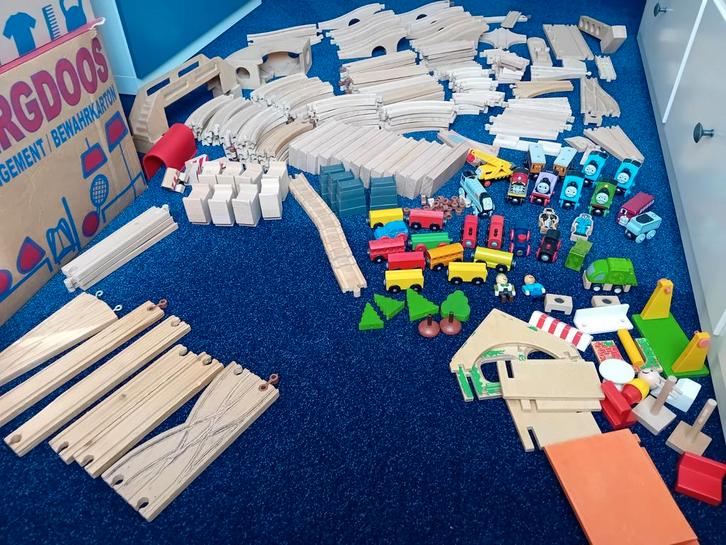 heel veel treinrails van brio/ ikea enz met houten treintjes, Kinderen en Baby's, Speelgoed | Educatief en Creatief, Ophalen of Verzenden