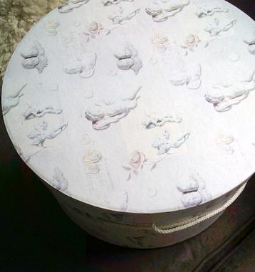 Ronde  hoedendoos   met engelenpatroon  met deksel en koord beschikbaar voor biedingen