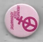 VROUWEN TEGEN KERNWAPENS ANTI GEWELD BUTTON, Verzamelen, Speldjes, Pins en Buttons, Verzenden, Zo goed als nieuw, Overige onderwerpen