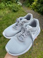 Nike gymschoen sneaker licht grijs met wit maat 35, Gebruikt, Ophalen of Verzenden, Nike, Jongen of Meisje