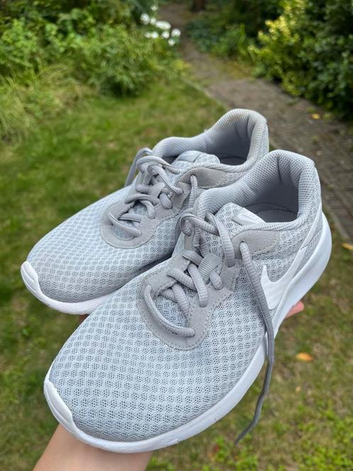 Nike gymschoen sneaker licht grijs met wit maat 35, Kinderen en Baby's, Kinderkleding | Schoenen en Sokken, Gebruikt, Sportschoenen