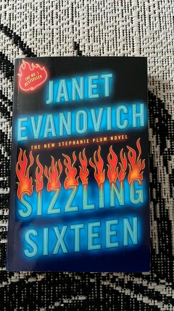 Boek Sizzling sixteen te koop, Boeken, Film, Tv en Media, Zo goed als nieuw, Ophalen of Verzenden