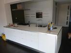Keuken met  wit eiland. TEGEN ELK AANNEMELIJK BOD, Ophalen of Verzenden, Gebruikt, Wit