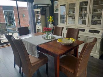 Eettafel met 6 Stoelen beschikbaar voor biedingen