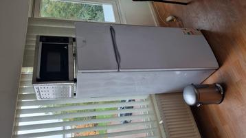 Gratis ophalen, koelkast, combi oven, bed, tafels beschikbaar voor biedingen