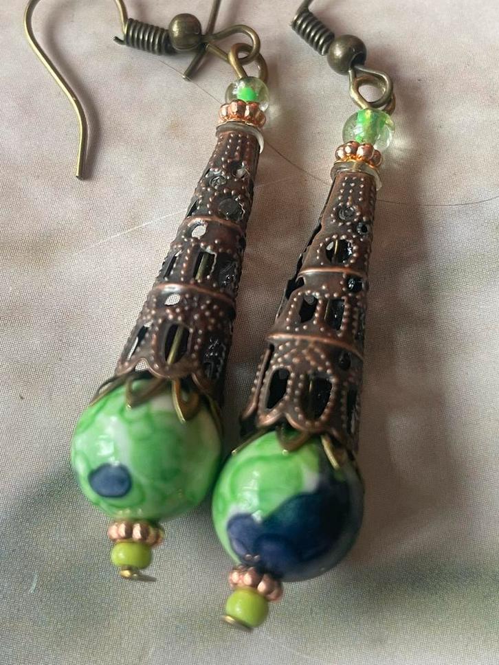 Groene hangers in lange bronskleurige kap, Sieraden, Tassen en Uiterlijk, Oorbellen, Nieuw, Hangers, Overige materialen, Groen