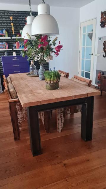Eikenhouten tafel met industrieel onderstel beschikbaar voor biedingen