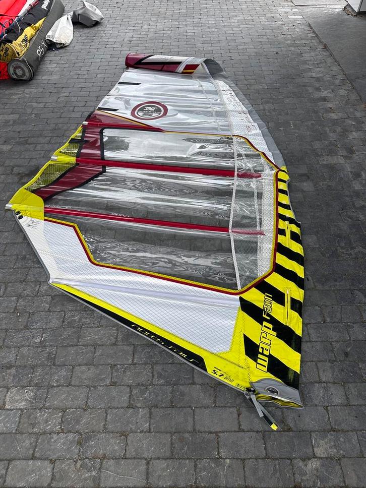 North Sails Warp 5.7m2 Slalom windsurf zeil, Watersport en Boten, Windsurfen, Gebruikt, Zeil, Minder dan 250 cm, Met draagtas