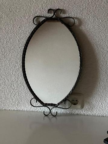 Twee Vintage spiegels beschikbaar voor biedingen