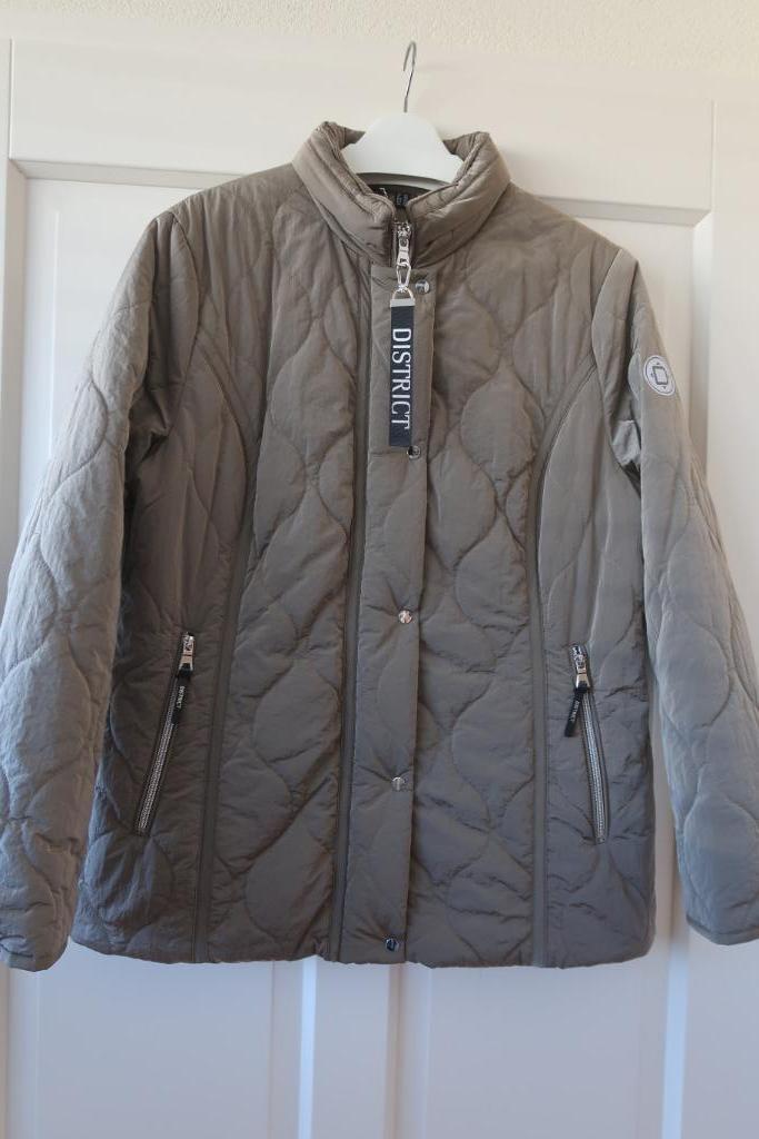 ALS NIEUW vlotte zandkleurige zomerjas merk District maat 46, Kleding | Dames, Jassen | Zomer, Zo goed als nieuw, Maat 46/48 (XL) of groter