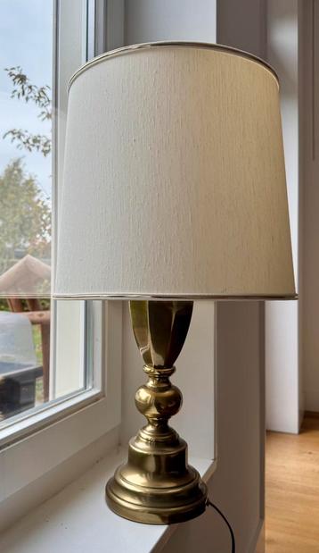 Grote tafellamp messing met creme kleurige kap beschikbaar voor biedingen