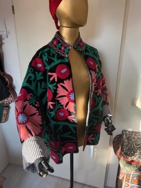 Suzani Jack Maat 42-44 (Nieuw), Kleding | Dames, Jasjes, Kostuums en Pakken, Nieuw, Jasje, Maat 42/44 (L), Rood, Ophalen of Verzenden