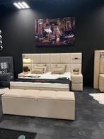 Boxspring met nachtkastjes en verlichting