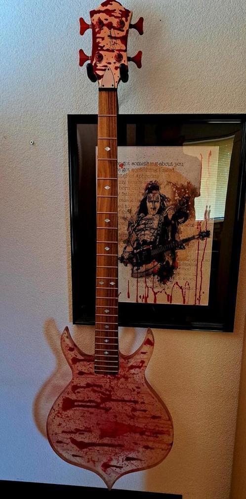 Gene Simmons Kiss Punisher Blood prototype #1 Bass uniek!, Muziek en Instrumenten, Snaarinstrumenten | Gitaren | Bas, Zo goed als nieuw
