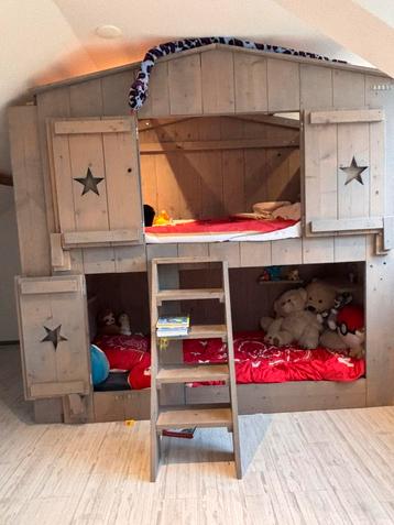 Steigerhouten Speelhuis Stapelbed met Boekenkast beschikbaar voor biedingen