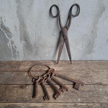 Oude brocante schaar sleutelbos aan ring sleutels *Etage3* beschikbaar voor biedingen