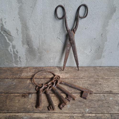 Oude brocante schaar sleutelbos aan ring sleutels *Etage3*, Huis en Inrichting, Woonaccessoires | Overige, Gebruikt, Ophalen of Verzenden
