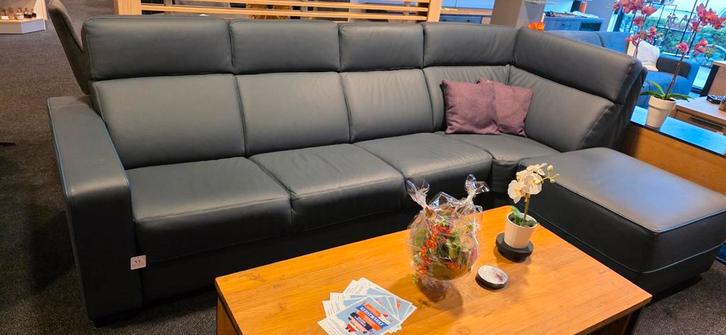 Nieuw: Blauwe leren bank met hocker, Huis en Inrichting, Banken | Complete zithoeken, Nieuw, Leer, Ophalen