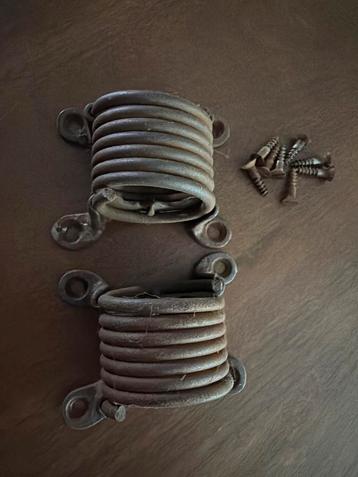 Oude schommelstoel veren met schroeven beschikbaar voor biedingen