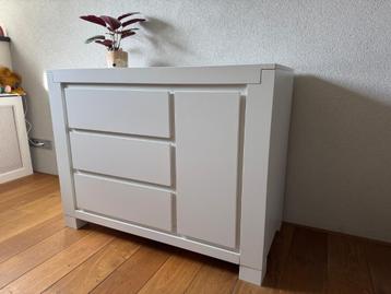 Commode wit beschikbaar voor biedingen