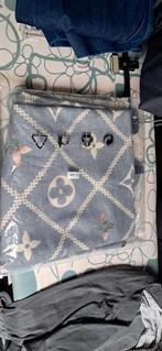 Nieuwe vierkante sjaal, Kleding | Dames, Badmode en Zwemkleding, Ophalen of Verzenden