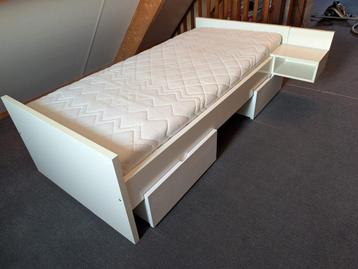 Bed met matras en nachtkastje Ikea