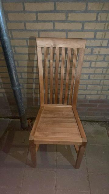 5 Houten stoelen beschikbaar voor biedingen