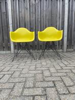 Design Charles & Ray Eames armchair, Huis en Inrichting, Stoelen, Ophalen, Kunststof, Gebruikt, Twee