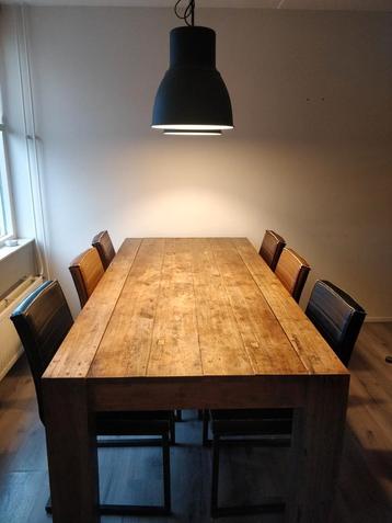 Mooie stevige eettafel (220*100) inclusief stoelen beschikbaar voor biedingen