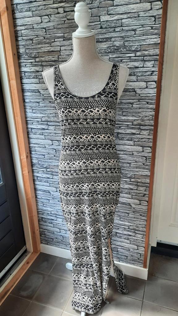 Lange nauwsluitende jurk met splitten maat L, Kleding | Dames, Jurken, Gedragen, Maat 42/44 (L), Zwart, Onder de knie, Ophalen of Verzenden