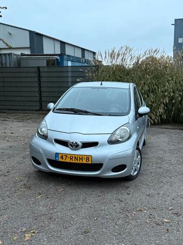 Toyota Aygo 1.0 2011 (AIRCO/NIEWE APK/nevgatie) beschikbaar voor biedingen