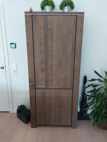 4 kasten, eettafel + 6 stoelen salontafel 2 fauteuils eiken beschikbaar voor biedingen