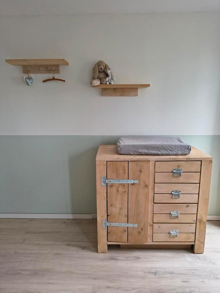 Mooie handgemaakte commode, Kinderen en Baby's, Kinderkamer | Commodes en Kasten, Zo goed als nieuw, Commode, 90 tot 105 cm, 100 cm of meer