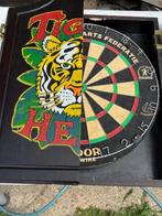 Dartbord  in kast met veel pijltjes en reserve onderdelen, Sport en Fitness, Darts, Ophalen of Verzenden, Gebruikt, Dartbord