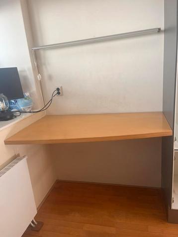 Hoekbureau of bar beschikbaar voor biedingen
