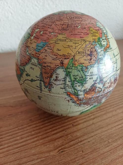 Wereldbol spaarpot van voormalig bonbonfabriek “Freya”, Antiek en Kunst, Curiosa en Brocante, Ophalen of Verzenden