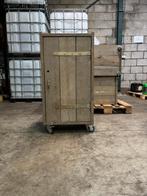 Set van 3 bruine houten kasten op wielen met slot, Ophalen, Gebruikt