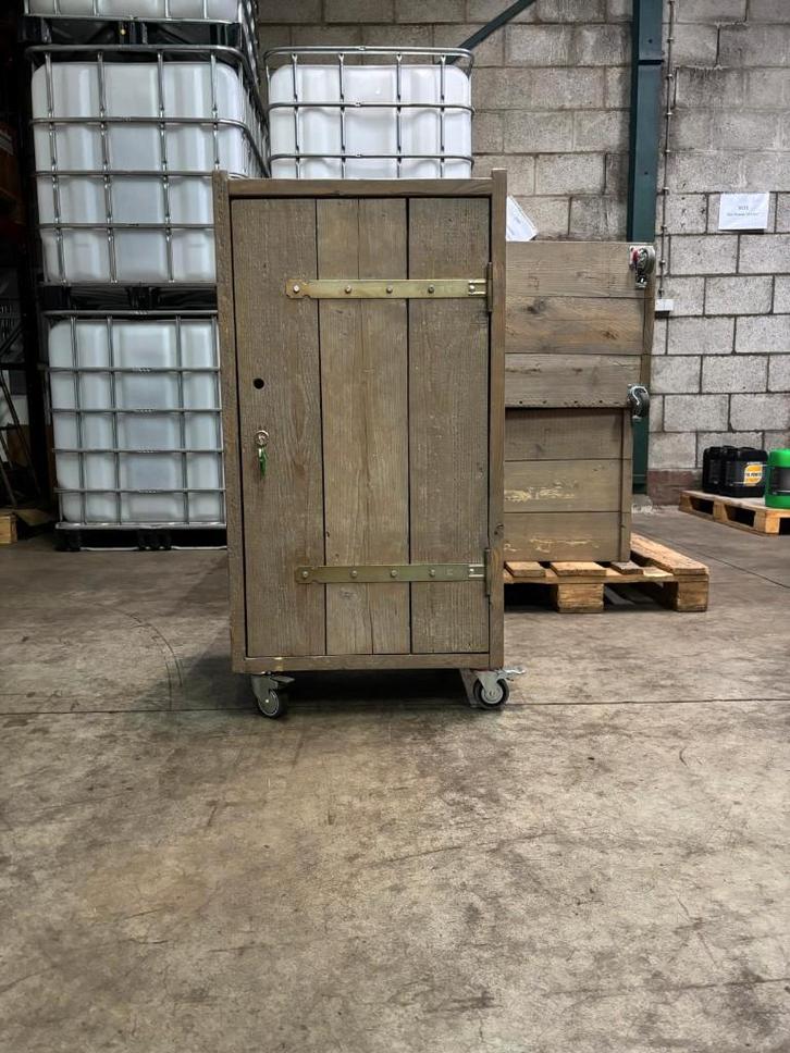 Set van 3 bruine houten kasten op wielen met slot, Huis en Inrichting, Overige Huis en Inrichting, Gebruikt, Ophalen