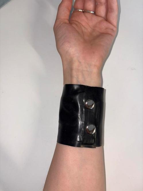 100% echt latex, arm portomonnee!, Sieraden, Tassen en Uiterlijk, Armbanden, Zo goed als nieuw, Ophalen of Verzenden
