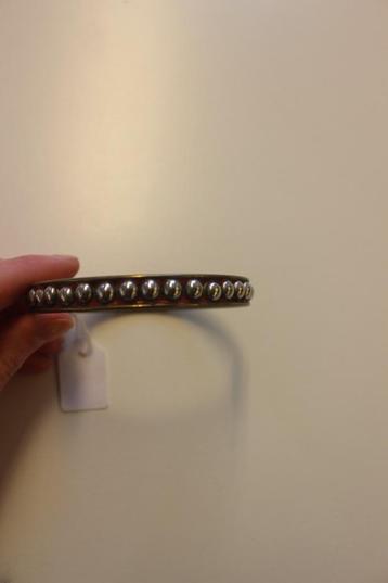 Rood/metalen armband beschikbaar voor biedingen