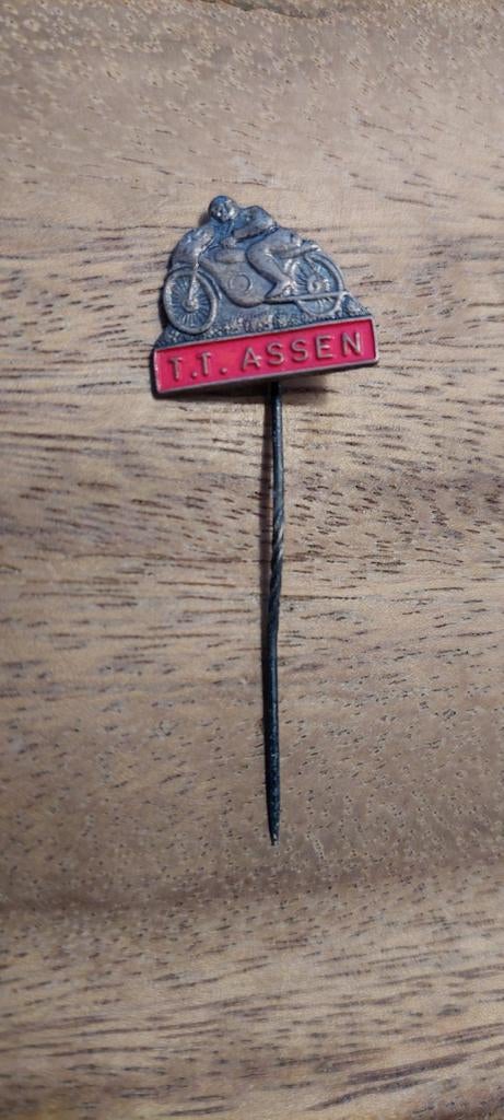 Speldje T.T. Assen., Verzamelen, Speldjes, Pins en Buttons, Ophalen of Verzenden, Gebruikt, Sport, Speldje of Pin