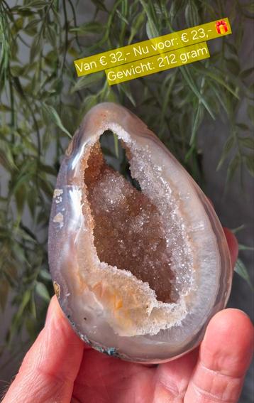 Mooie Druzy Agaat Geode beschikbaar voor biedingen