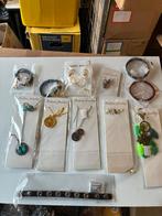 Te koop partij nr 6——800 st weggeef carnaval sieraden, Ophalen, Nieuw