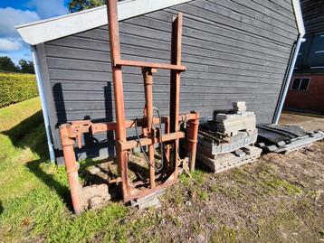 Kuilvoersnijder met hefmast en 5 tanden en topstang beschikbaar voor biedingen