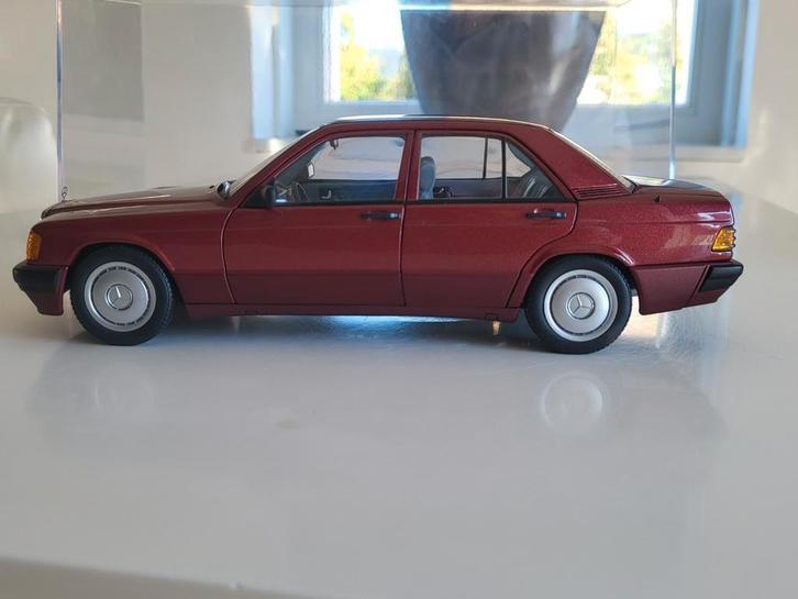 1:18 AutoArt Mercedes 190E 2.0 Dealer !Almandin Red! Rare!, Hobby en Vrije tijd, Modelauto's | 1:18, Zo goed als nieuw, Auto, Autoart