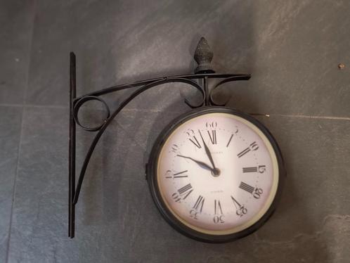 Stationsklok wandklok, donker bruin met witte wijzerplaten., Huis en Inrichting, Woonaccessoires | Klokken, Gebruikt, Wandklok