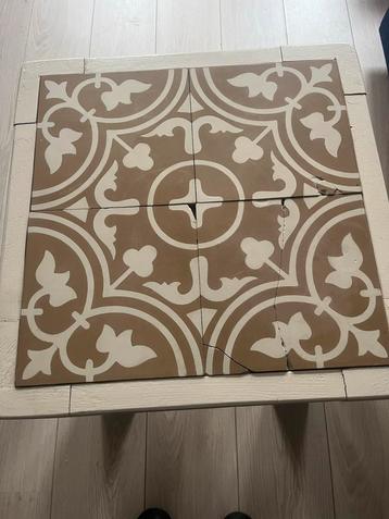 Salontafel/Bijzettafel met stenen tegels beschikbaar voor biedingen
